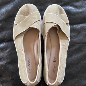 Woman’s brand new slip on size 11ww